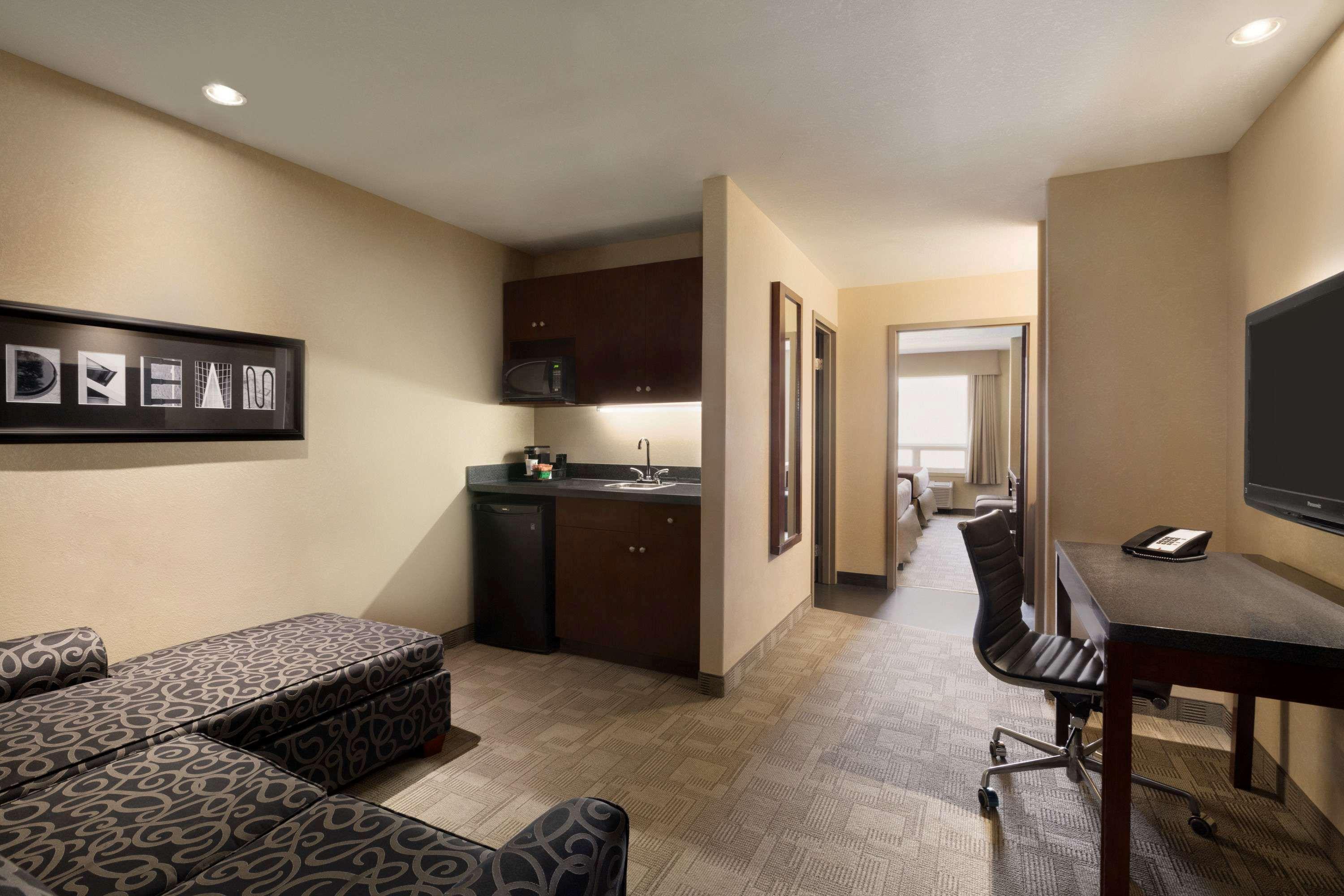 Days Inn By Wyndham Regina Airport West Buitenkant foto