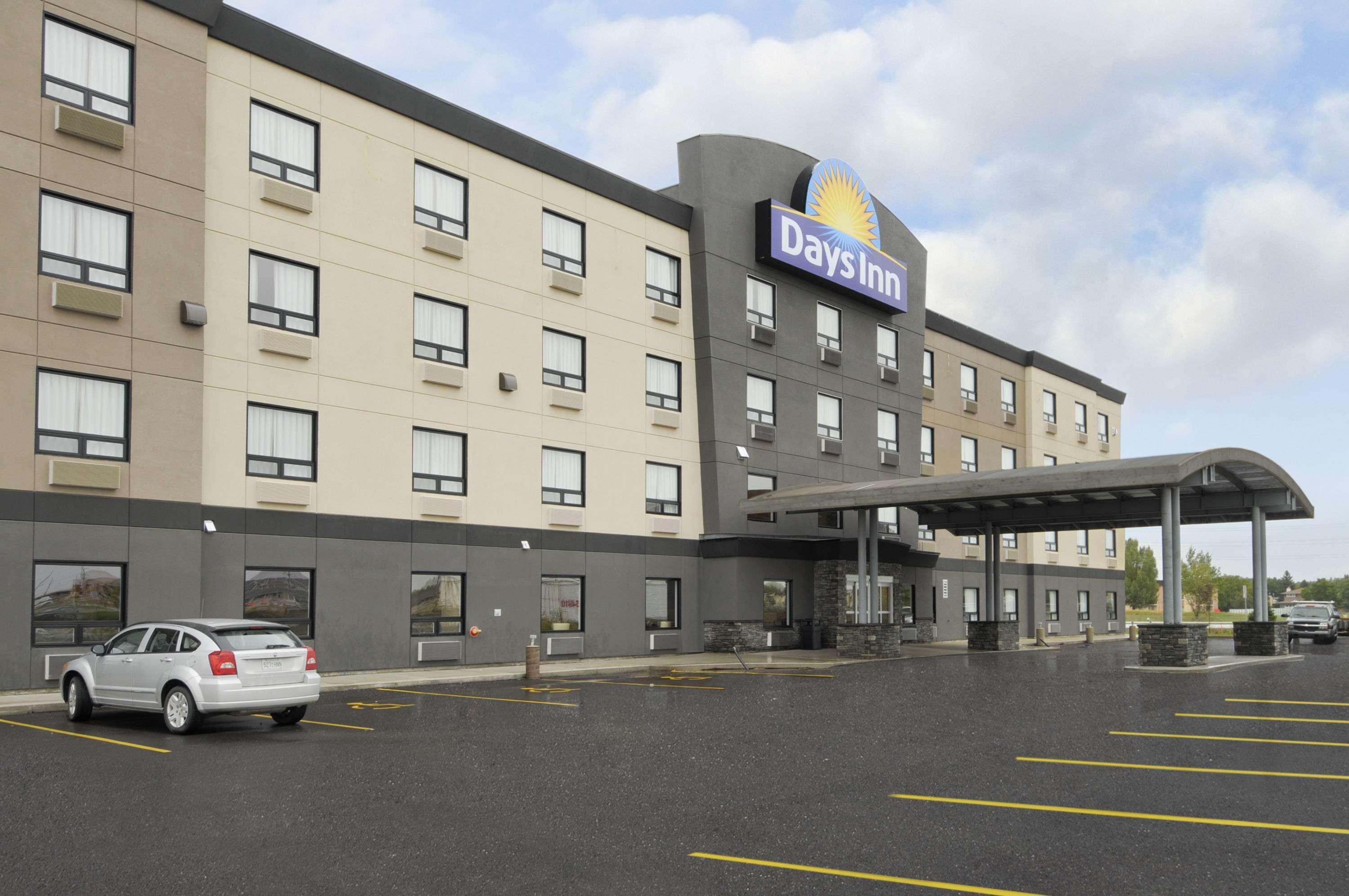 Days Inn By Wyndham Regina Airport West Buitenkant foto