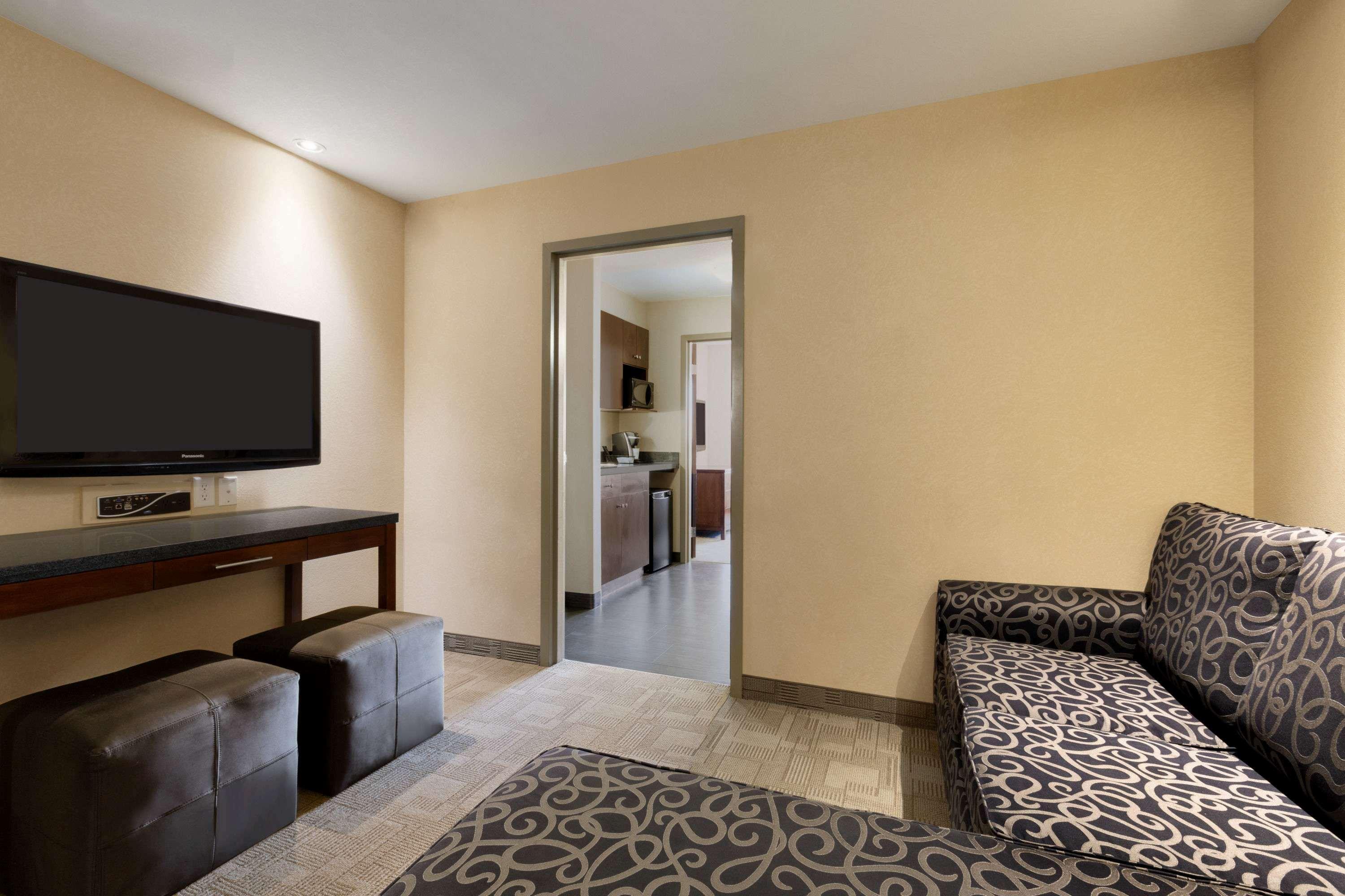 Days Inn By Wyndham Regina Airport West Buitenkant foto