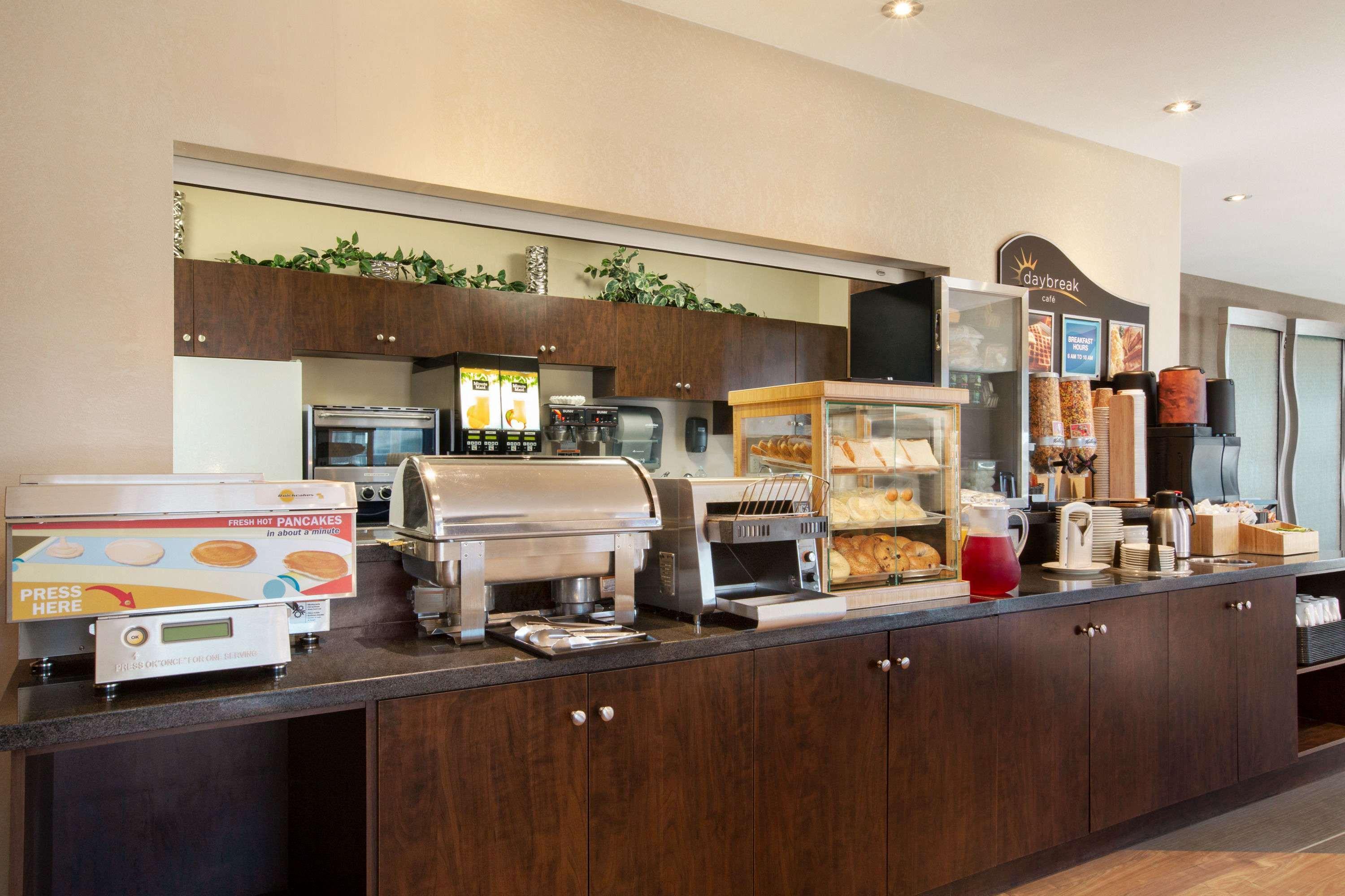 Days Inn By Wyndham Regina Airport West Buitenkant foto