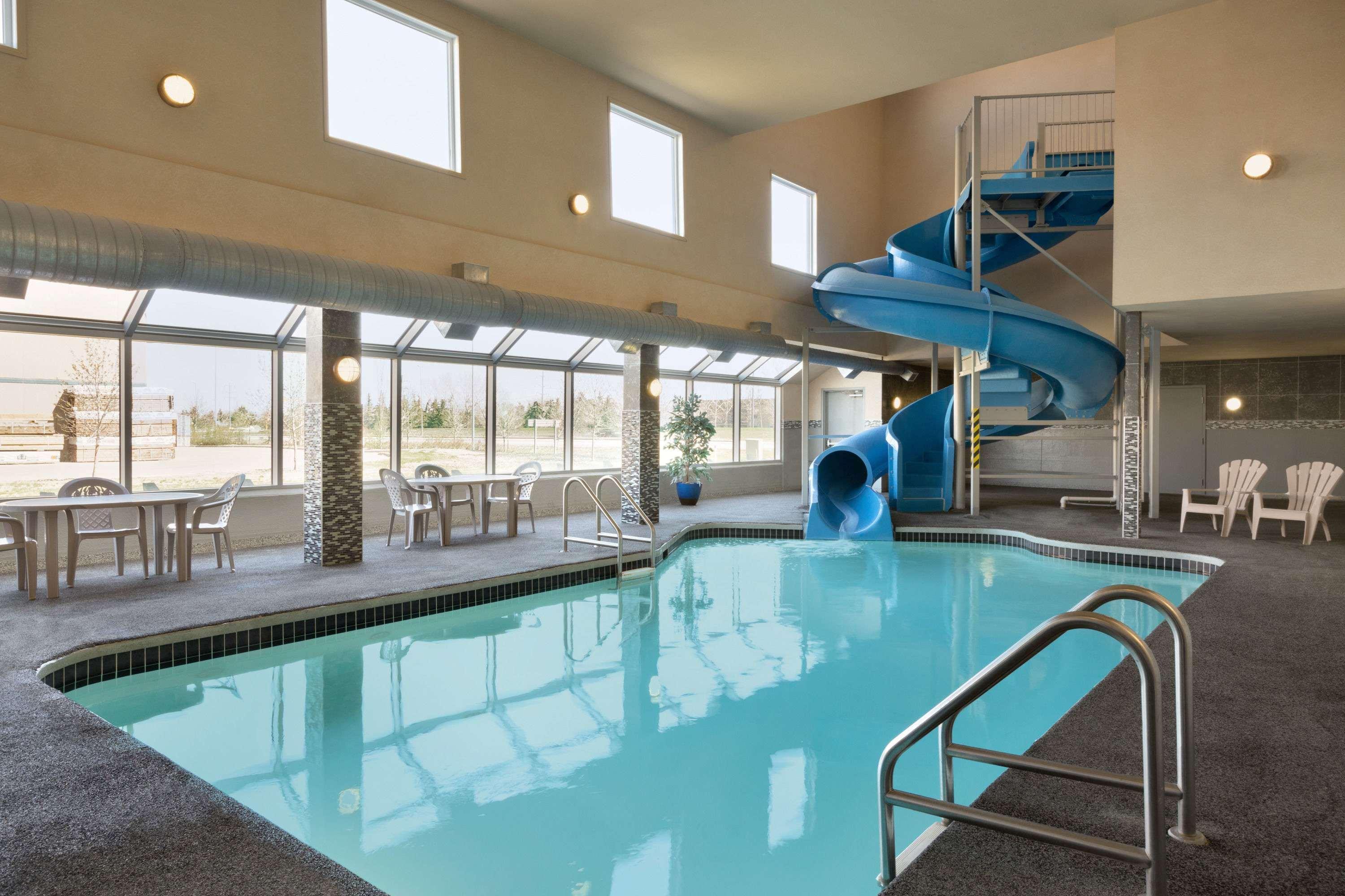 Days Inn By Wyndham Regina Airport West Buitenkant foto