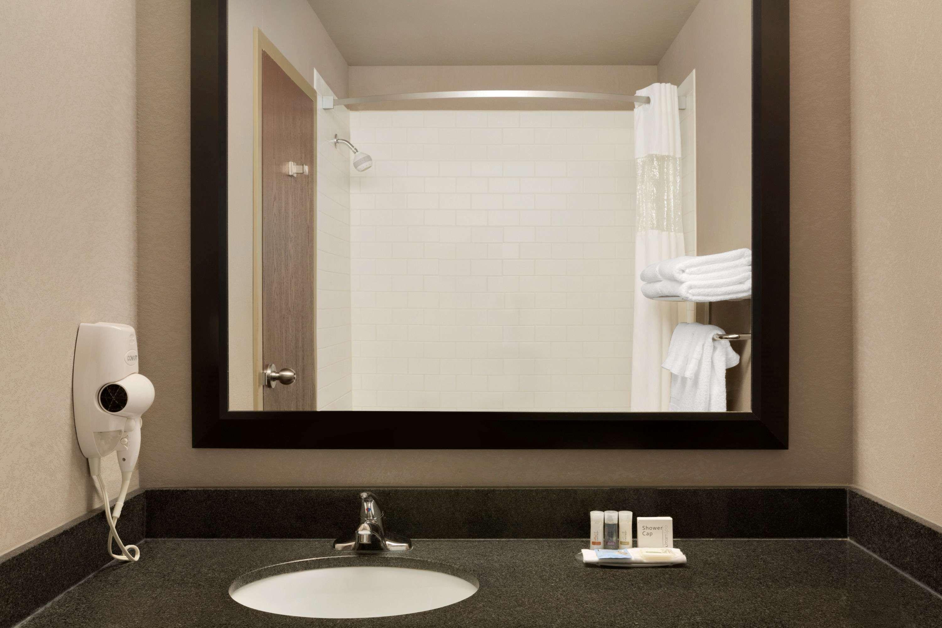 Days Inn By Wyndham Regina Airport West Buitenkant foto